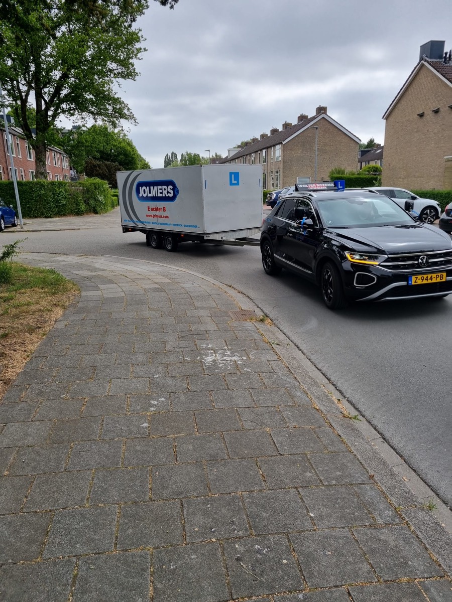 Lesauto met aanhangwagen voor rijbewijs BE bij Autorijschool Wolter Rozema